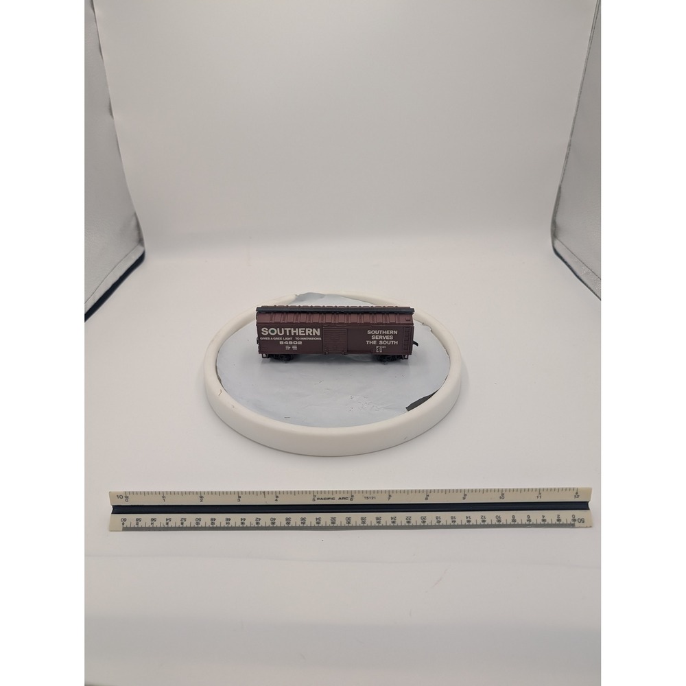 Southern Railway HO Scale Boxcar 84902 Southern Serves the South Brown Train Car